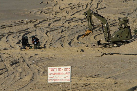 Izraeltí specialisté prohledávají kvli vyplaveným sudm s výbuninami desítky kilometr pláí (2. února 2009) 