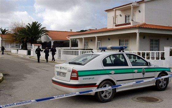 Portugaltí policisté prohledávají okolí domu, kde nali pl tuny výbunit organizace ETA (6. února 2010)