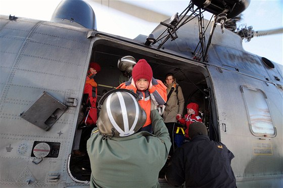 Vojenská helikoptéra musela ve stedu z ostrova Hiddensee pepravit skupinku turist (3. února 2010) 