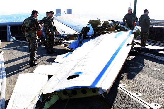 Pátrací týmy nalezly u libanonských beh velké kusy etiopského Boeingu