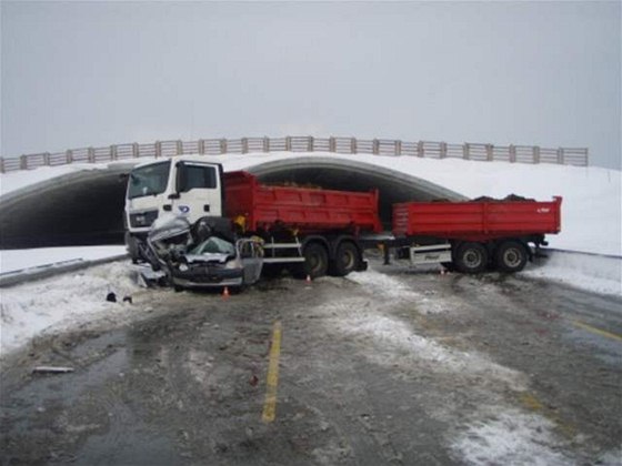Tragická dopravní nehoda na dálnici u Hladkých ivotic