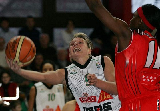 Basketbalistka Frisca Brno Hana Horáková zakonuje pes Crystal Langhornovou z Rivasu Madrid