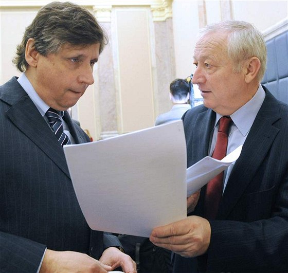 Ministr financí Eduard Janota a premiér Jan Fischer (vlevo) ped schzí vlády 8. února.