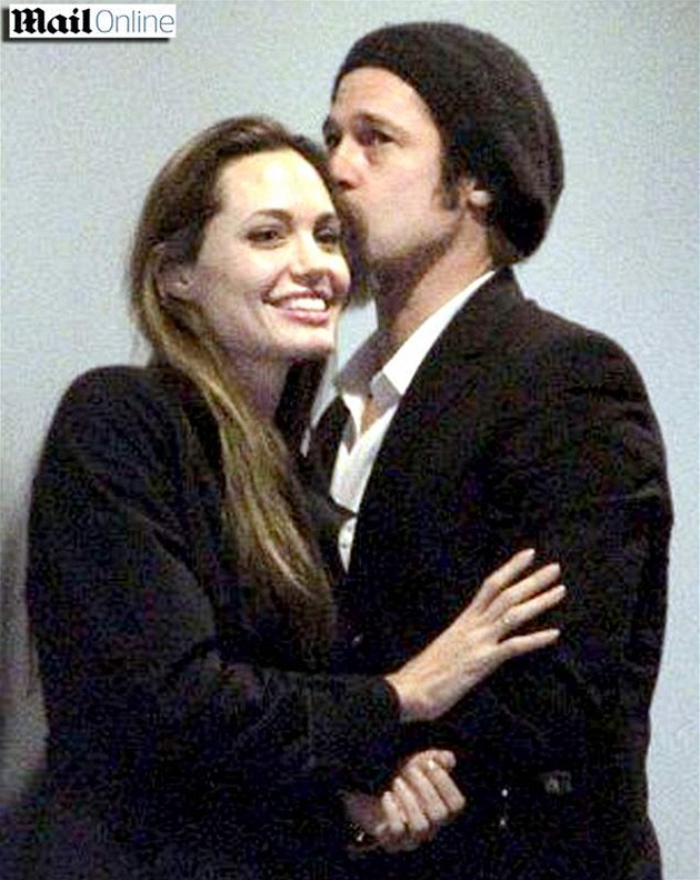 Brad Pitt s Angelinou Jolie na finále Super Bowlu.