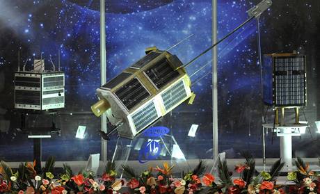 Ti rnsk satelity pedstaven v Tehernu - zleva Navid, Tolo a Mesbah-2 (3.2.2010)