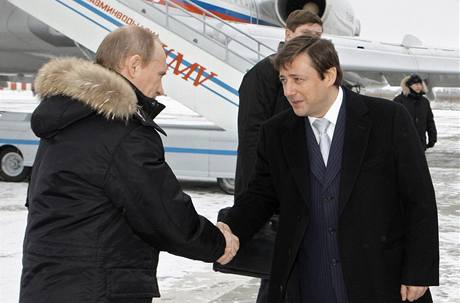 Rusk premir Vladimir Putin se na letiti v Pjatigorsku zdrav s fem Severokavkazskho okruhu Alexandrem Chloponinem (22.1.2010)