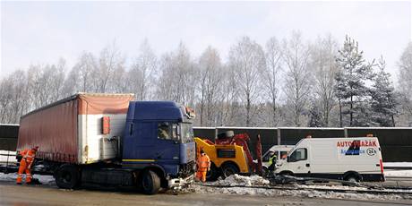 Kamion, kter prorazil svodidla na 29. kilometru dlnice D1. (1.2.2010)