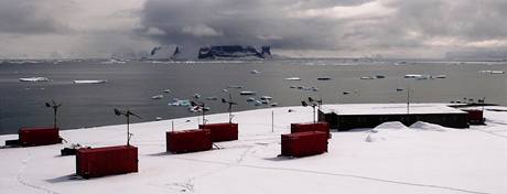 Celkov pohled na eskou vdeckou stanici J. G. Mendela na ostrov Jamese Rosse na Antarktid