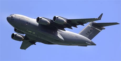 Dopravn letoun americkch vzdunch sil C-17 bhem leteck vstavy Singapur Airshow 2010. (3. nora 2010)