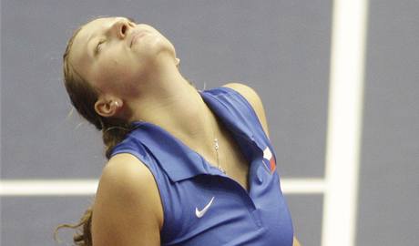 ZKLAMAN. esk tenistka Petra Kvitov pi fedcupovm utkn bitvu proti nmeck soupece Ann-Len Grnefeldov.