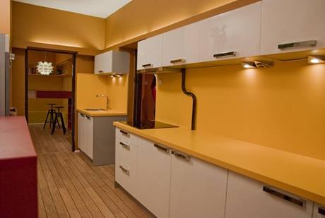 Pracovn deska, prostor za n a st stny v kuchyni jsou ve stejn barv
