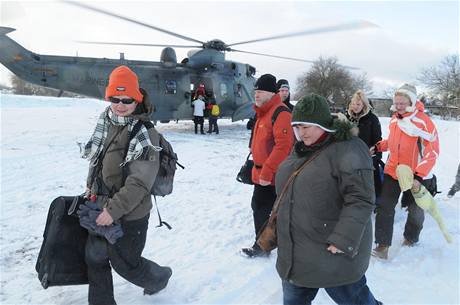 Vojensk helikoptra musela ve stedu z ostrova Hiddensee pepravit skupinku turist (3. nora 2010) 