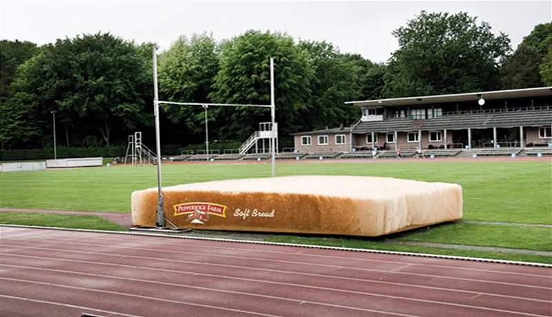 Kreativní reklamy: Mkký chléb na atletickém stadiónu v americkém Miami.