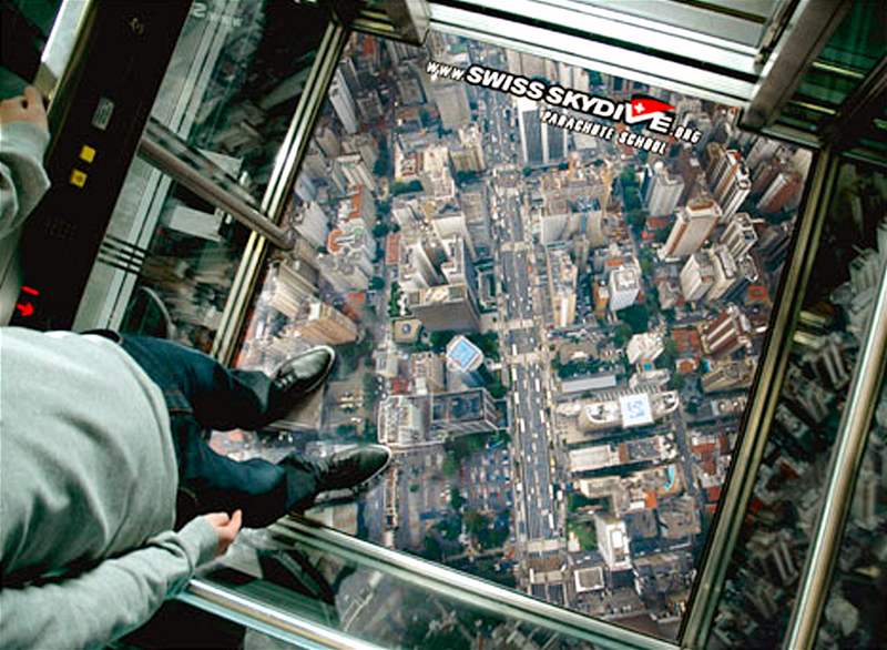 Kreativní reklamy: tapeta na dn výtahu jako reklama na parautistickou kolu ve výcarsku.