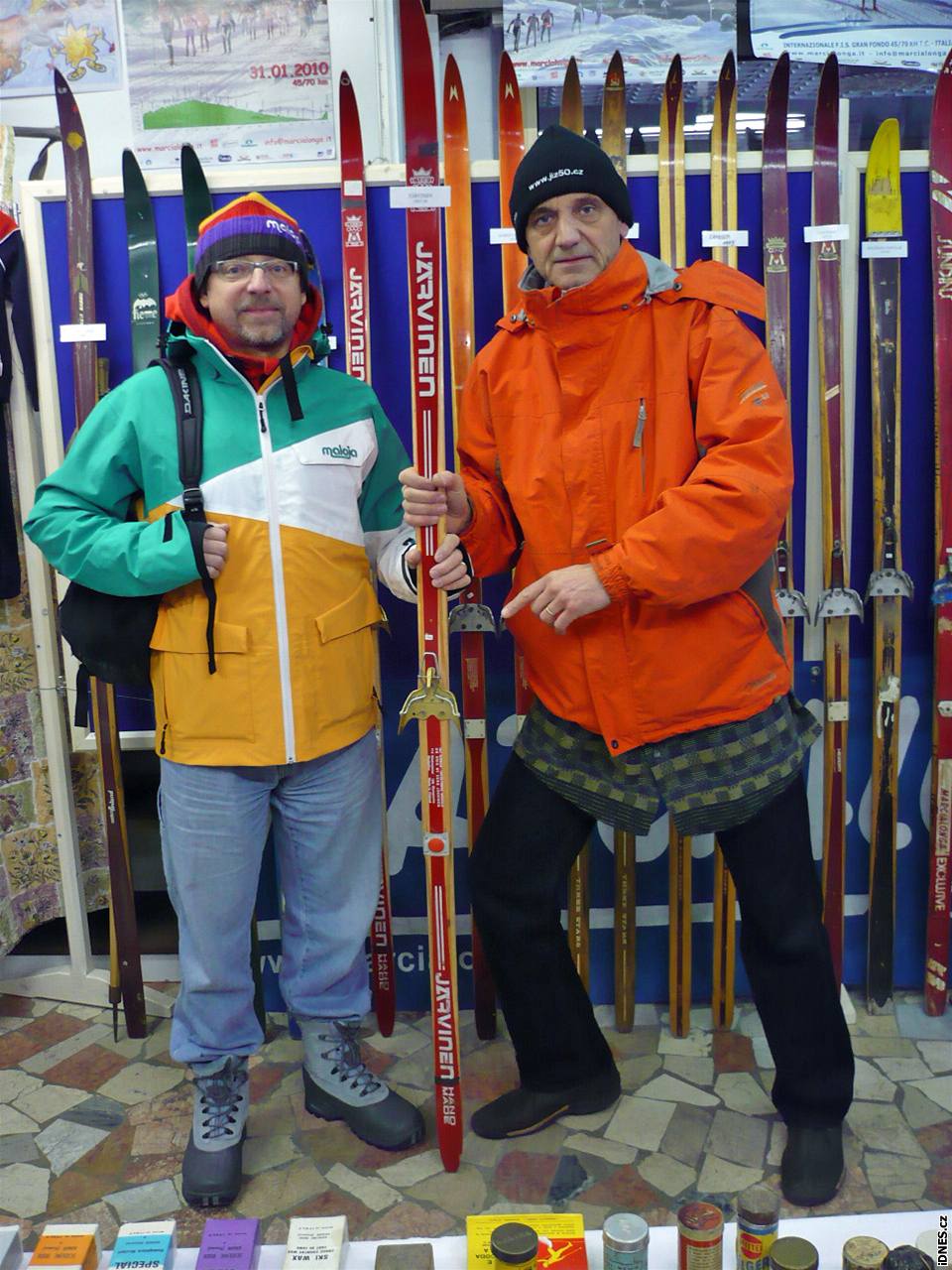 Historická výstava lyí a beckého vybavení ze vech roník Marcialongy v Predazzu, kterou uspoádal majitel místního sportovního obchodu Franco Chemin