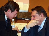Hejtman a poslanec David Rath diskutuje s pedsedou SSD Jim Paroubkem na mimodn schzi Poslaneck snmovny. (9.2. 2010)