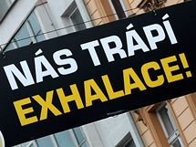 Transparenty s vzvou k omezen automobilov dopravy v Legerov ulici Praze. (4. nora 2010)