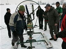 Snholet, tedy podomcku vyroben skibob, je pohnn motorem s vrtul.