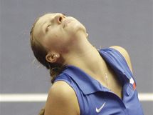 ZKLAMAN. esk tenistka Petra Kvitov pi fedcupovm utkn bitvu proti nmeck soupece Ann-Len Grnefeldov.