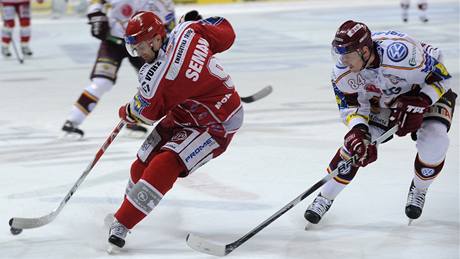 Sparta - Tinec, Jakub Langhammer ze Sparty (vpravo) a Daniel Seman z Tince