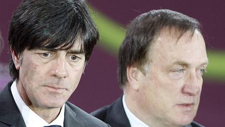 Losování fotbalového Eura 2012 - trenéi Nmecka Joachim Loew a Belgie Dick Advocaat (vpravo)