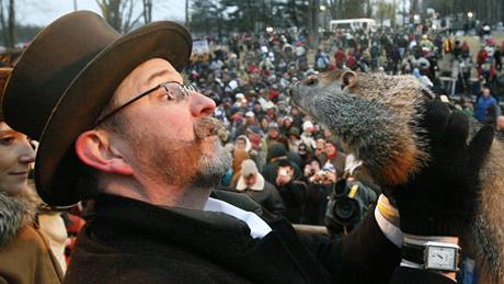 V pensylvánském msteku Punxsutawney na Hromnice tradin pedpovdl délku zimy svi Phil (2. února 2010)