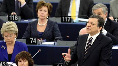 Šéf EK José Barroso a ministryně zahraničí EU Catherine Ashtonová v Evropském parlamentu (9. února 2010) Šéf EK José Barroso a ministryně zahraničí EU Catherine Ashtonová v Evropském parlamentu (9. února 2010)
