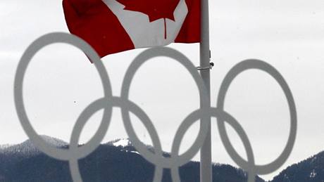 Vancouver 2010 - olympijské kruhy a kanadská vlajka