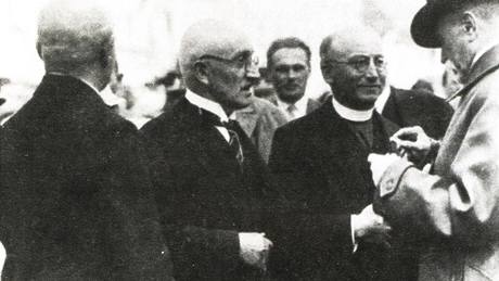 Jakub Deml pi setkání s T. G. Masarykem, vlevo (s kloboukem v ruce) básník Otokar Bezina