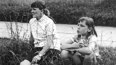 Vlasta Tesaová s dcerou Barborou v ervnu 1970 ped odchodem do vzení