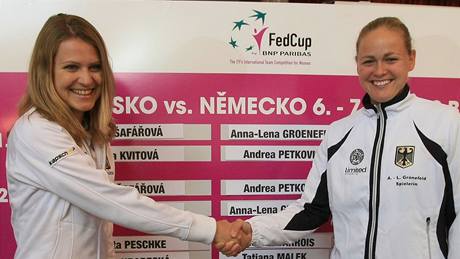 Lucie Šafářová (vlevo) podle losu zahájí víkedový tenisový turnaj Fed Cup proti Němce Anna-Leně Groenfeldové Lucie Šafářová (vlevo) podle losu zahájí víkedový tenisový turnaj Fed Cup proti Němce Anna-Leně Groenfeldové