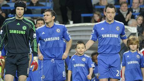 Chelsea: Zleva ech, Lampard a Terry ped derby s Arsenalem