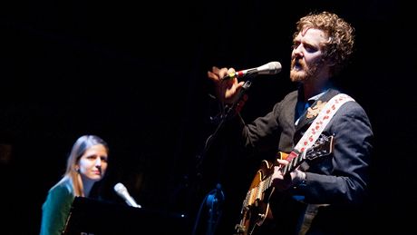 Glen Hansard a Markéta Irglová v praském divadle Archa (2008)