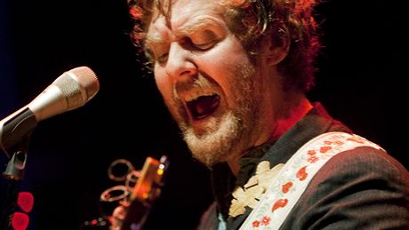 Glen Hansard a Markéta Irglová v praském divadle Archa (2008)