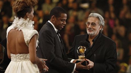 Plcido Domingo pedal jednu z cen Grammy. Na pdiu potil rapera Jay-Z a Rihannu za jejich spoluprci na psni Run This Town