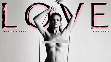 Nahá Kate Moss na obálce asopisu Love.