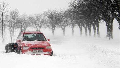 Snhem zavátá silnice u Vechovic na Perovsku. (3. února 2010)