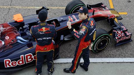 Tým Toro Rosso pi pedstavení nového vozu ve Valencii.