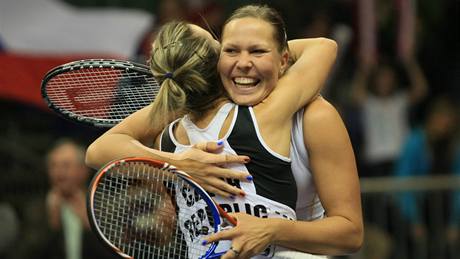 RADOST VÍTZEK. Lucie Hradecká a Kvta Peschkeová (zády) slaví vítzství ve Fed Cupu.