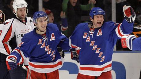 NY Rangers - Washington: radost Václava Prospala (vpravo) a Ryana Callahana
