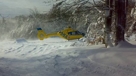 Vrtulník ústecké záchranky zasahuje na krunohorském Bouáku.