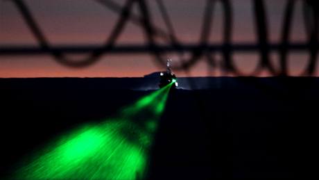 Ekologití aktivisté se silnými lasery snaí oslepit posádku japonských velrybá (6. února 2010)