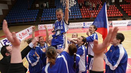 Basketbalistky Trutnova slaví triumf ve Stedoevropské lize