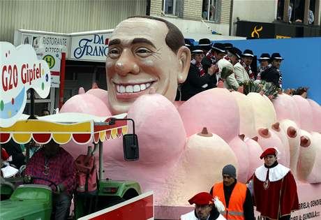 Takhle zobrazili Silvia Berlusconiho úastníci karnevalového prvodu v nmeckém Kolín nad Rýnem (15.2.2010)