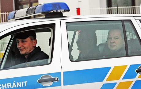 Policie odváí do vazební vznice obalovaného Alee Kvapila (uprosted)