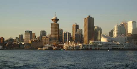 SeaBus - pohled na panorama Vancouveru s vyhldkovou v Lookout
