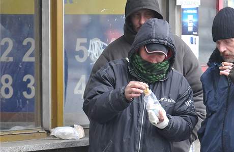 Bezdomovkyn s obvzanou rukou je kamardka pobodanho Aliho