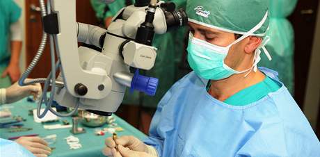 Uniktn operace prime Pavla Stodlky (na snmku) - transplantace uml on rohovky