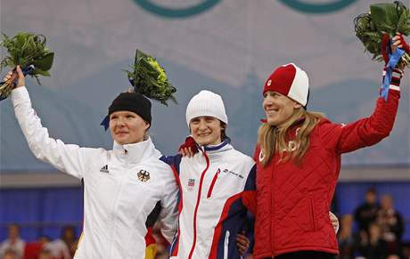 Kvtinov ceremonil s medailistkami ze zvodu rychlobruslaek na 3000 metr.