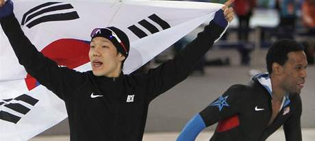DUO NEJLEPCH. S vlajkou se sice raduje stbrn Korejec Mo Te-pom, vtzem zvodu rychlobrusla na 1000 metr se vak stal vedle projdjc Amerian Shani Davis.